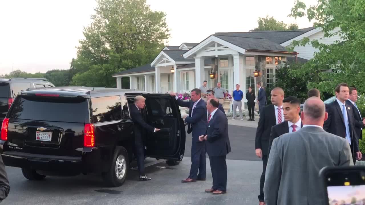 Trump salutes supporters at NY fundraiser on Thursday