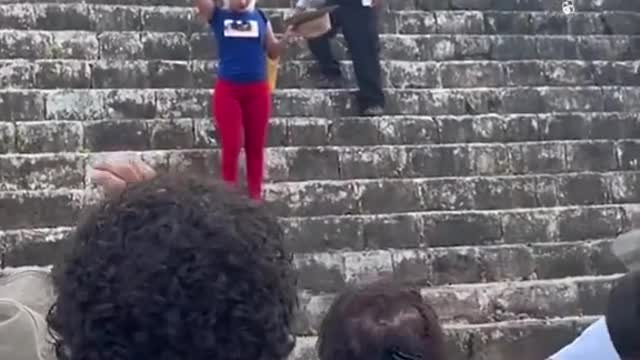 MSNEWSTourist climbs sacred Mayan pyramid, gets booed by crowd