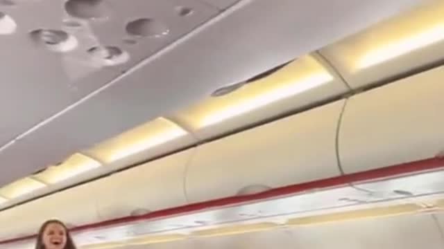 S'porean belts out worship songs during flight, called out for being inappropriate