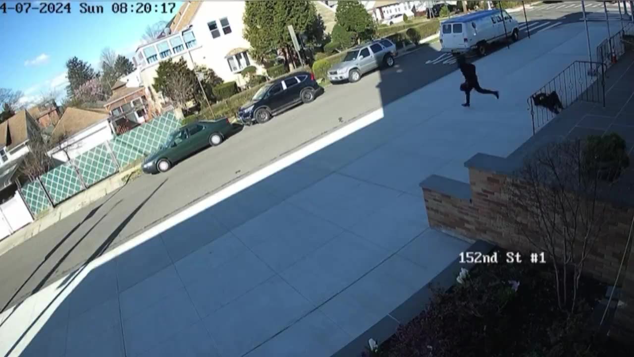 New York City Thug Pushes Woman Down Stairs And Then Robs Her