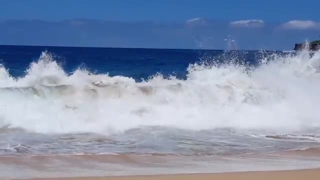 Big Waves at Hulopo'e Bay in Lanai