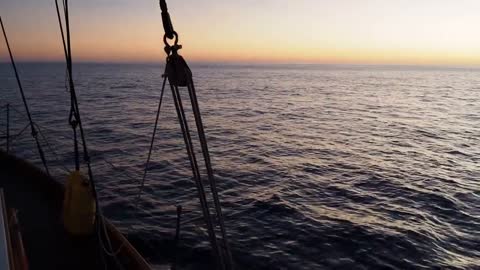 Two men crossing the Pacific in a wooden boat (11)