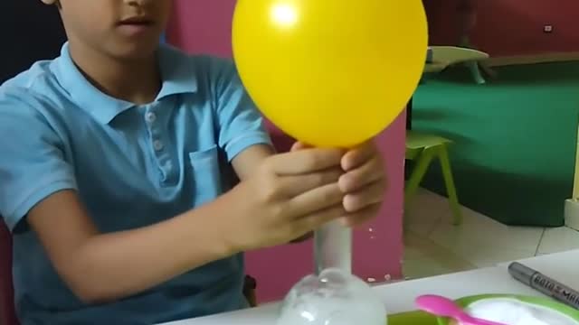 Boy learn through chemical experiments 😵