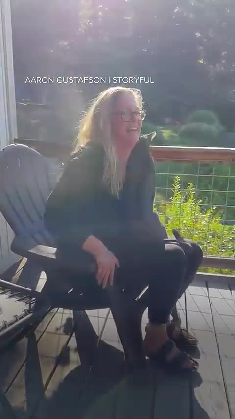 Woman with cat allergy doesn't know how to react to affectionate farm kitty. 🤣🤣