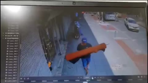 Robo de un rollo de tela en el centro de Bucaramanga