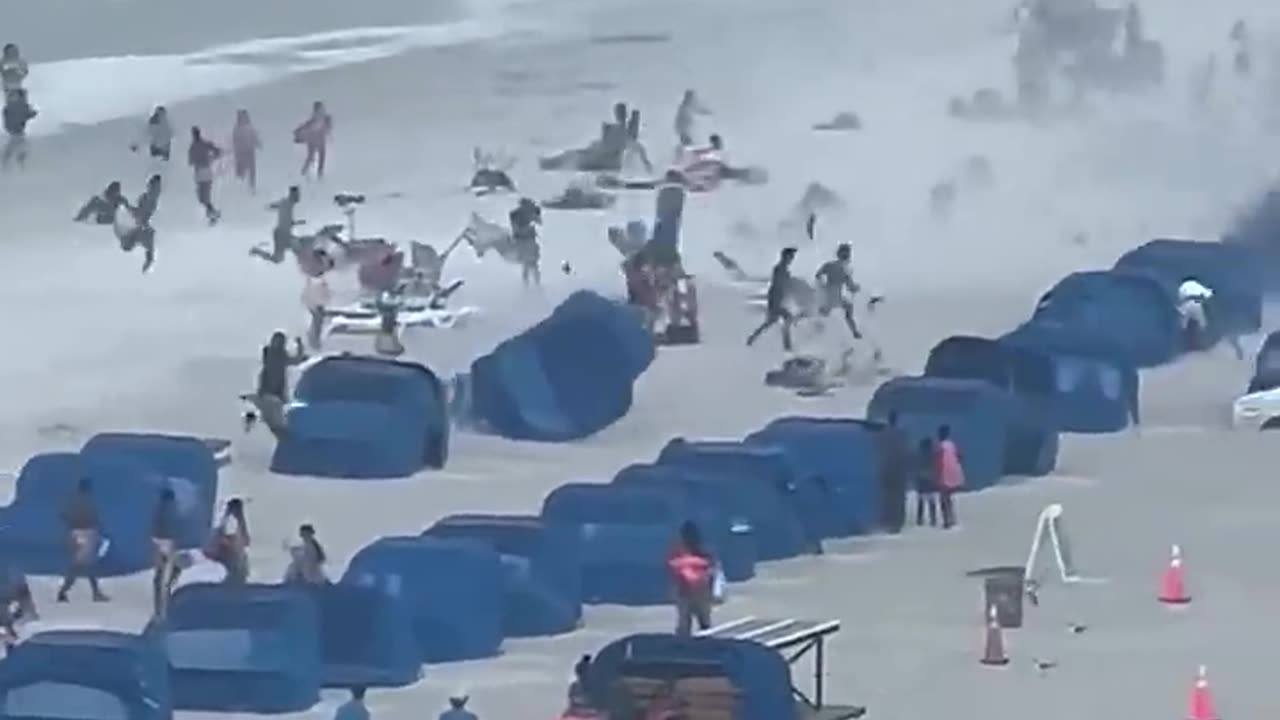 Footage captures waterspout ripping through crowded beach #Shorts