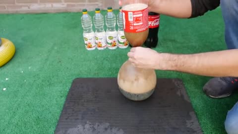 Experiment Giant Coca Cola Balloon VS Mentos9