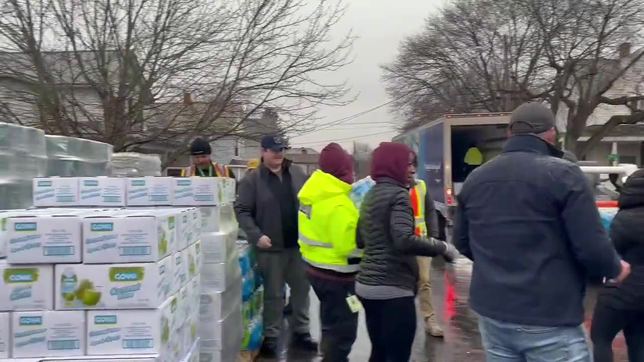 TRUMP💜🏅DONATES FOOD WATER GOODS TO EAST PALESTINE OHIO❤️🇺🇸🚛