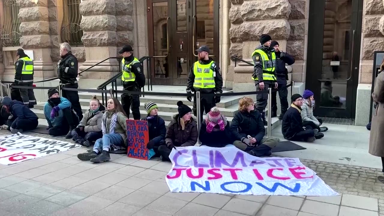 Police remove Greta Thunberg from blocking Swedish parliament