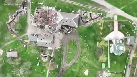 Vídeo mostra drone ucraniano lançando bomba sobre soldados russos | CENAS DA GUERRA