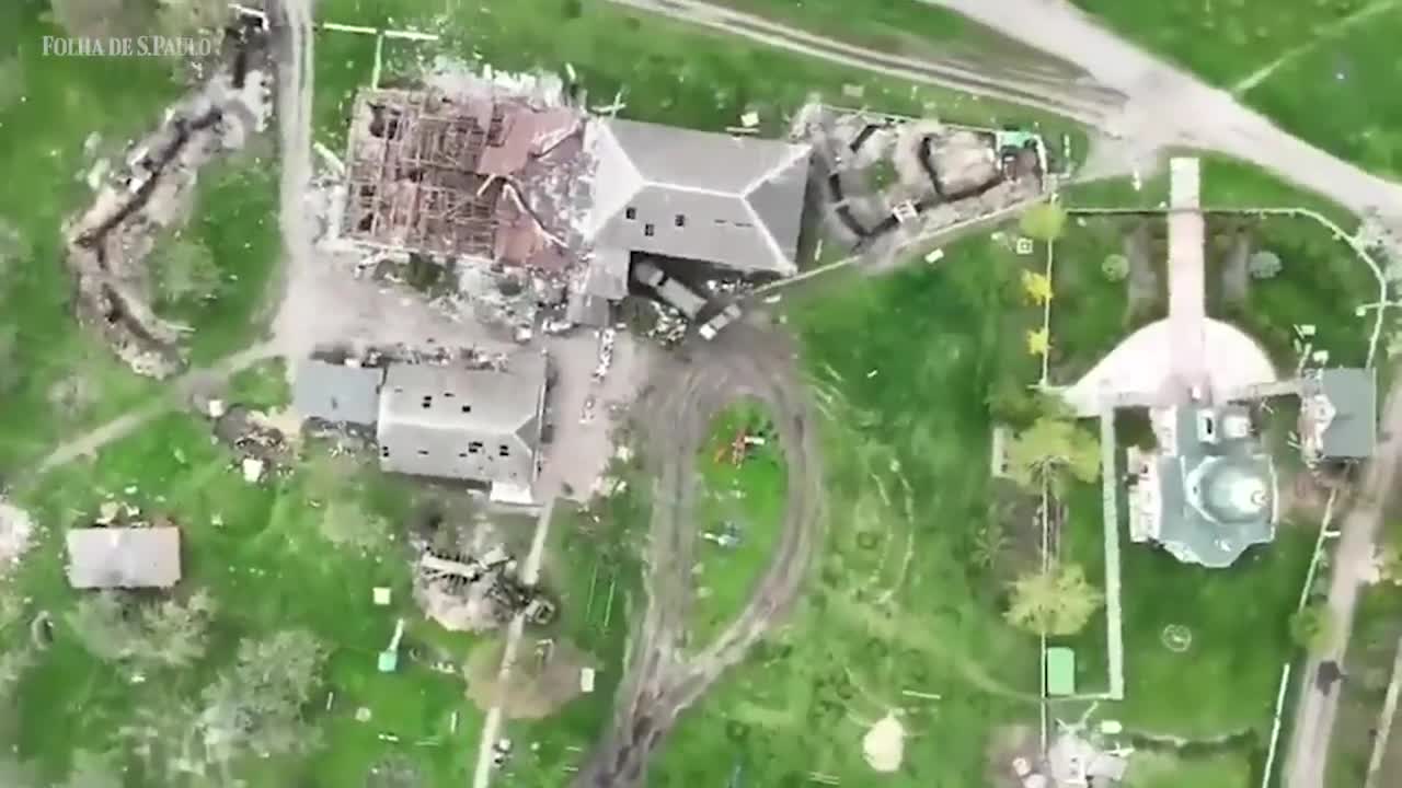 Vídeo mostra drone ucraniano lançando bomba sobre soldados russos | CENAS DA GUERRA