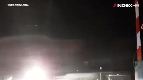 Sesvetski Kraljevac: podignuta rampa dok prolazi vlak