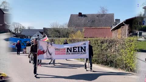 Loitz: Der Demonstrationszug zieht durch die Stadt 23-04-2022