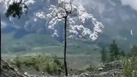 Vulcão Merapi na Indonésia entra em erupção e cobre vilarejos de cinzas