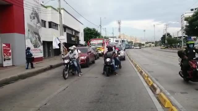 Así avanza caravana de docentes en el #25N