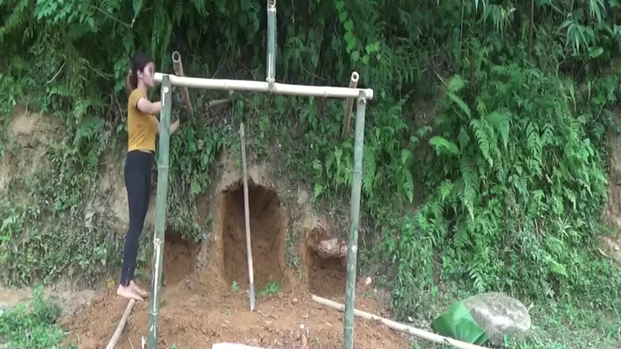 Dig the ground to make a duck coop and build it with bamboo poles