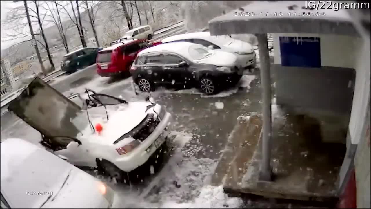 Man narrowly Escape From Huge Concrete Block Crushing Him