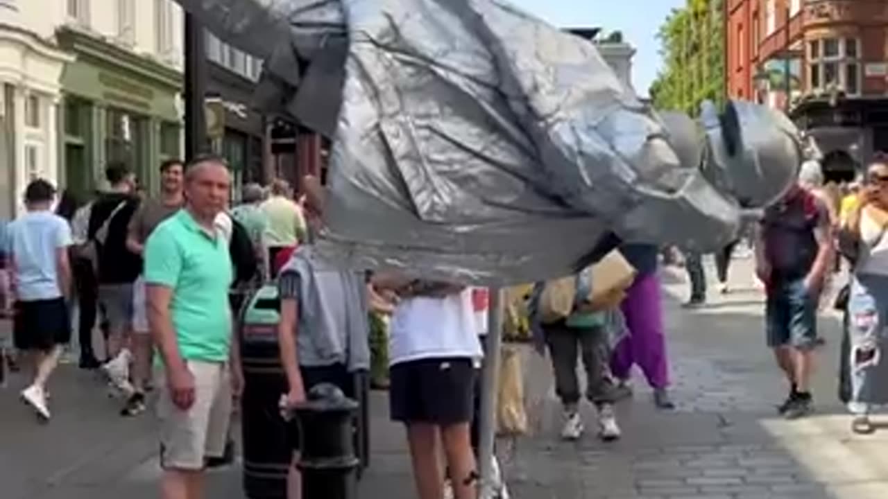 SILVERMAN STATUE ON THE STREETS OF LONDON ~A STREET PERFORMER FLOATING AND DOING LEVITATING TRICKS