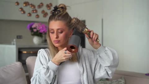 Salon-Quality Blowout: Beautiful Hair Styling with a Blow Dryer and Brush #hairstyle