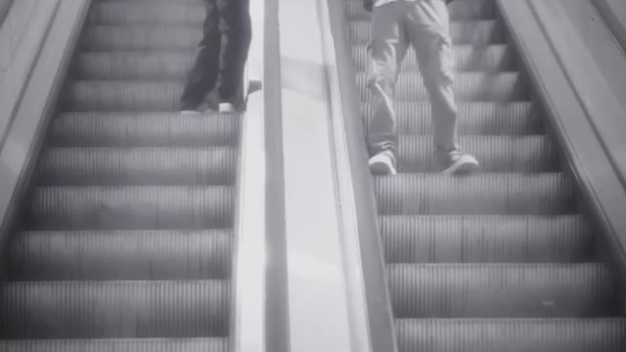 Escalator prank #shorts #pranks#viral #comedy #prankvideo
