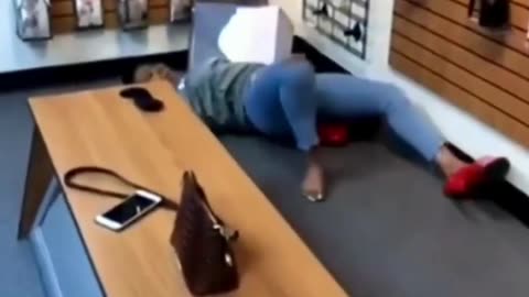 Try not laugh😁😁