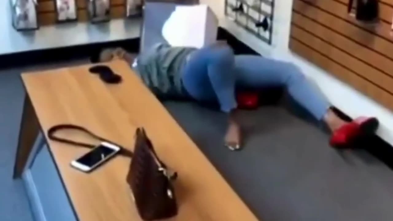 Try not laugh😁😁