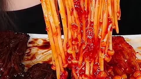 Black Bean Enoki Mushrooms vs Spicy Enoki Mushrooms #zoeyasmr #zoeymukbang #bigbites #mukbang #asmr