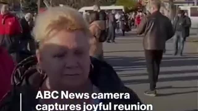 James Longman encounters special moment while interviewing activist in Kherson l ABC News