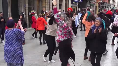 Les Masques Blancs rassemblement du 15 mai dansent