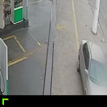 Homem morre após ser atropelado por carro enquanto beijava namorada na calçada em SP