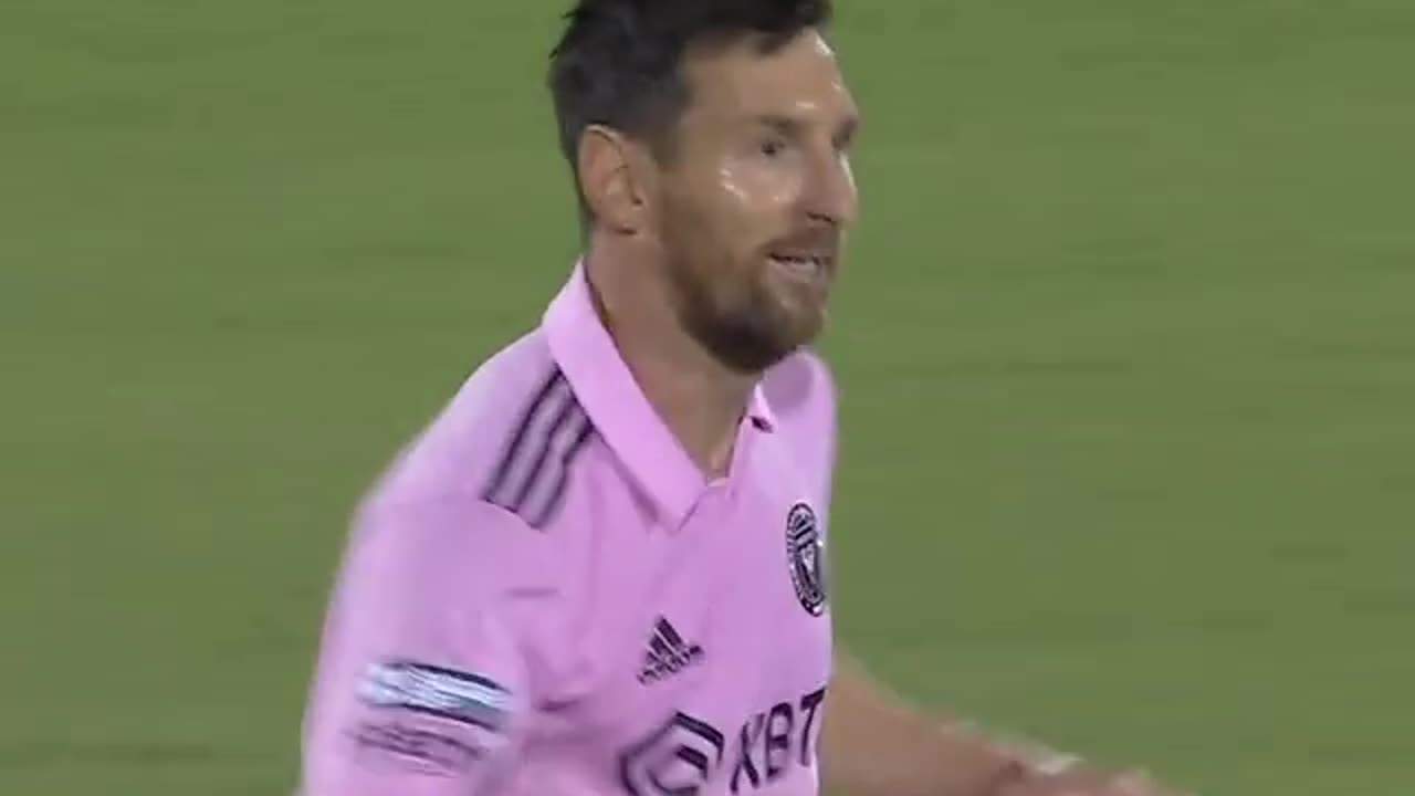 Leo Messi scores another brilliant free kick