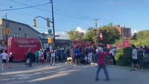 Canadian Protesters Surround Trudeau's Bus, Chant F*** Trudeau