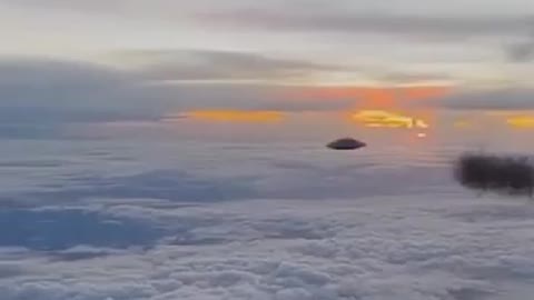 UFO FILMED FROM AN AIRPLANE 2022