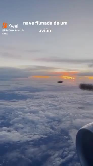 UFO FILMED FROM AN AIRPLANE 2022