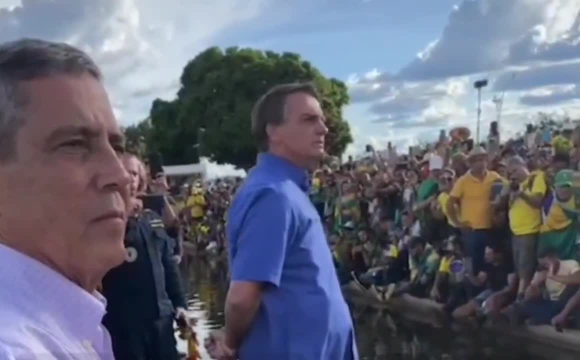 Bolsonaro reassures the Brazilian people that he is the Supreme Chief of the Armed Forces