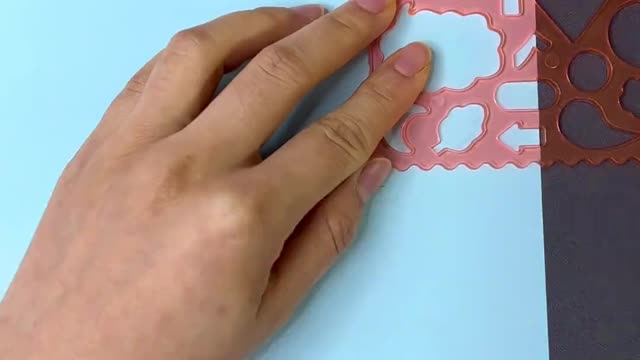 It is very convenient to use the paper cutter to do manual work.
