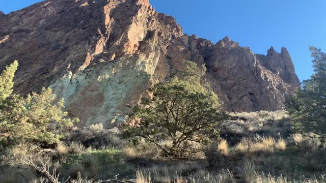 River Below, Canyon Above – Smith Rock State Park – Central Oregon – 4K