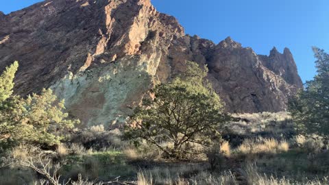 River Below, Canyon Above – Smith Rock State Park – Central Oregon – 4K