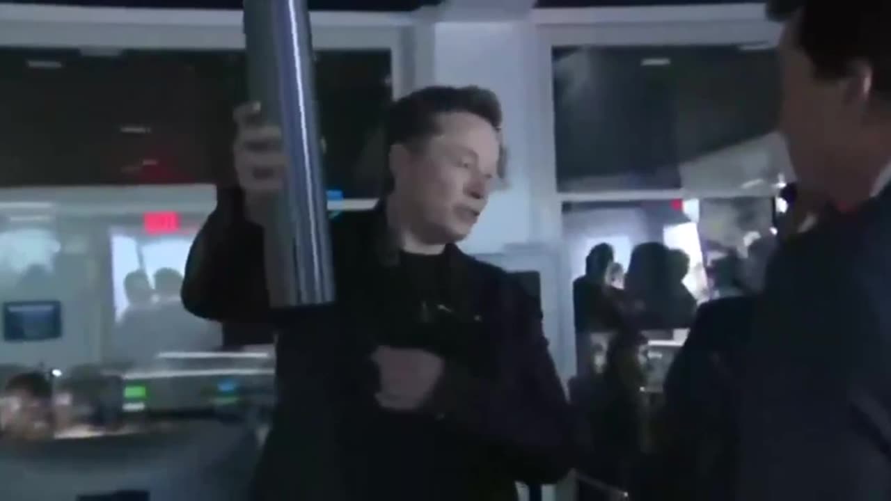 WATCH: Elon explains the Starship rocket to President Trump