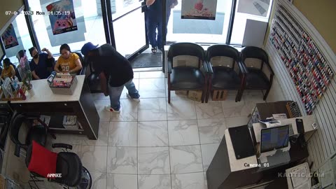 Loser of the Week： Nail Salon Robber FAILS Miserably