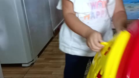 Laura brincando com a Hello tiky