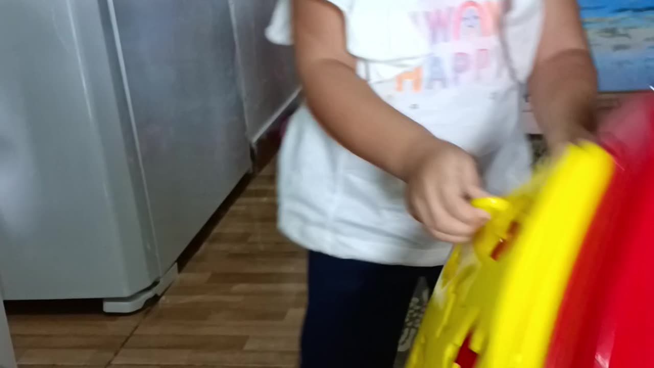 Laura brincando com a Hello tiky