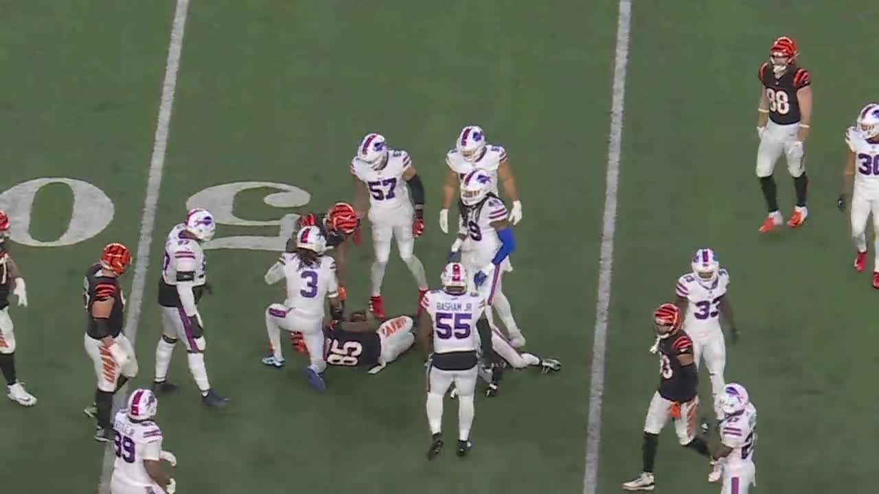 Bills’ Damar Hamlin, in critical condition after a hard collision and a sudden collapse