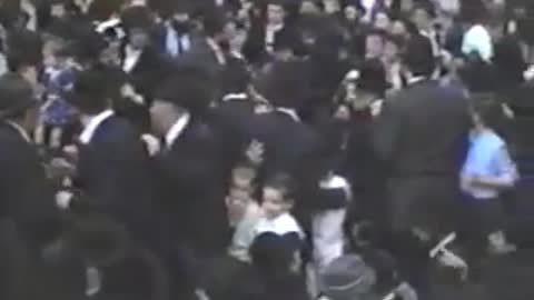 6. Chof Ches Sivan 5751, Mincha, Sicha, Maariv, Sicha, distributing Kuntreisim = כ"ח סיון תנש"א