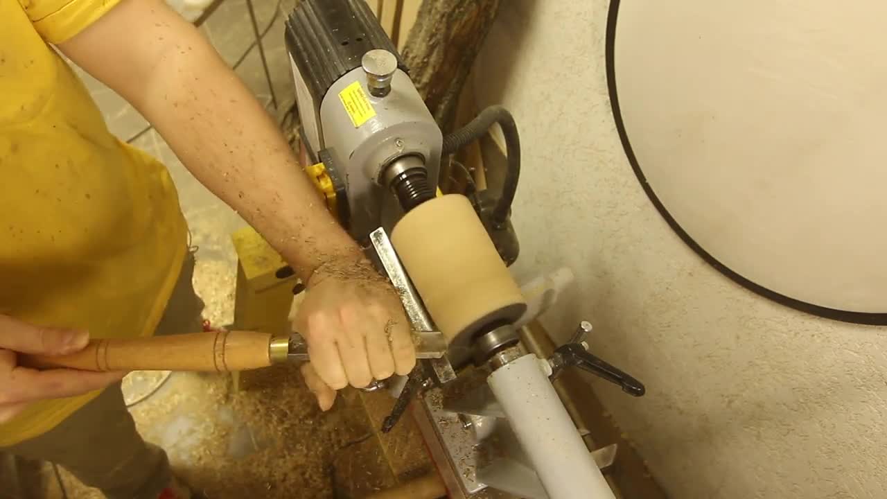 Woodturning a small box made of oak