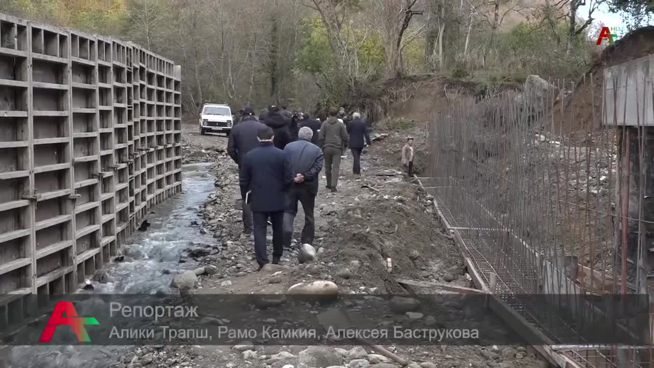 Аслан Бжания осмотрел объекты в Сухумском районе