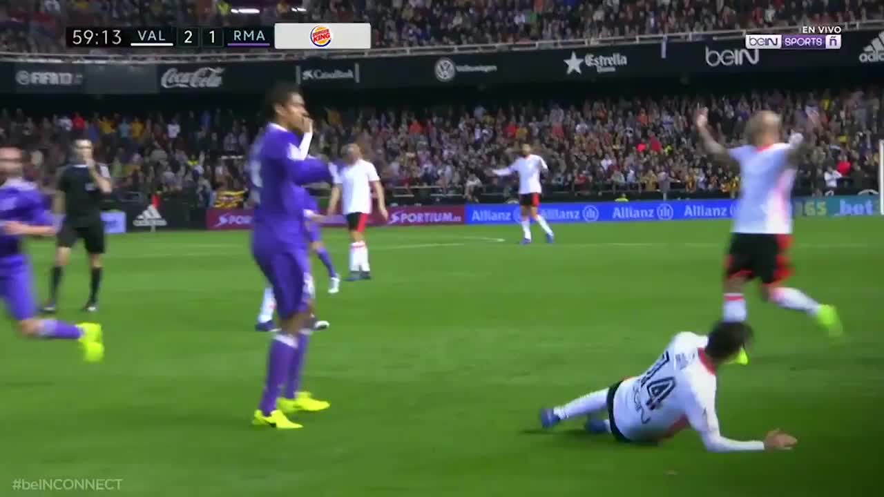 La patada de película del defensor Raphaël Varane