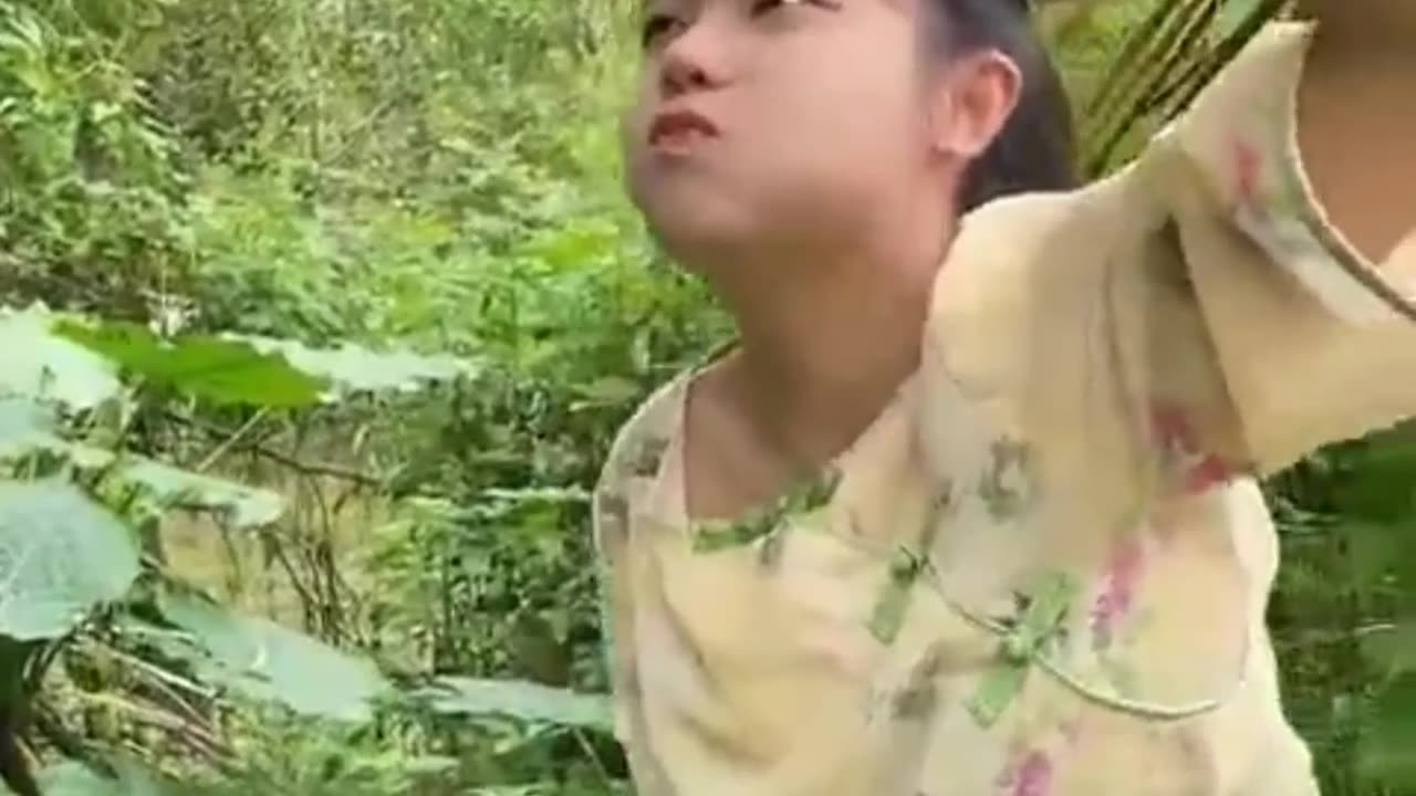 How the Chinese beautiful girl | came from the mountain | and left the fruit | girl works so