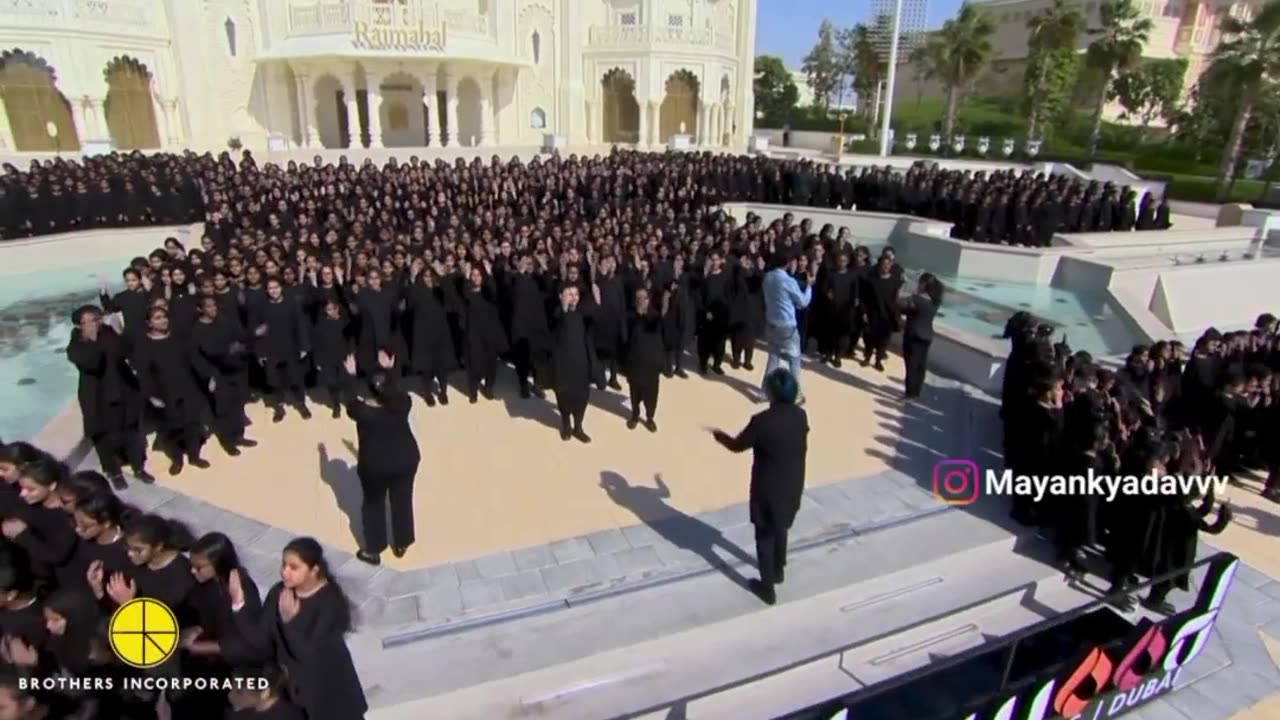 dubai students Signing "Maa Tujhe Salam"