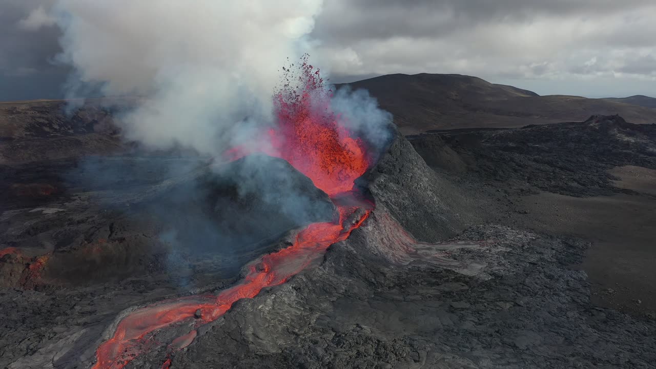 The temperatures of molten lava range from about 700 to 1,200 °C (1,300 to 2,200 °F)